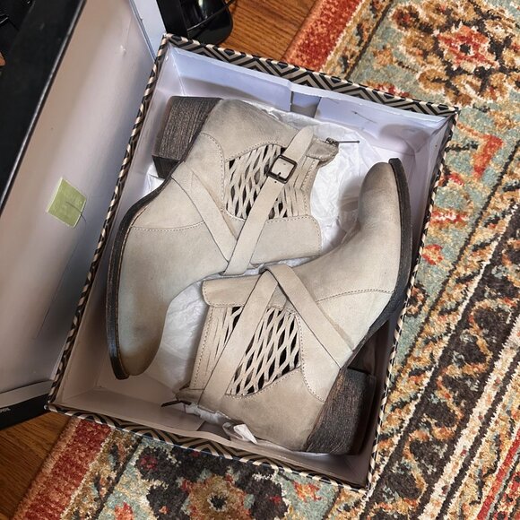 NIB CHARLES by Charles David York Cutout Side Booties Taupe Washed Nubuck size 8 - Picture 5 of 7